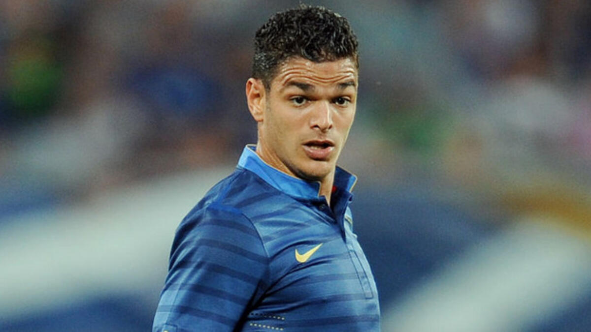 لاعب الوسط الفرنسي تونسي الأصل حاتم بن عرفة (نيس)