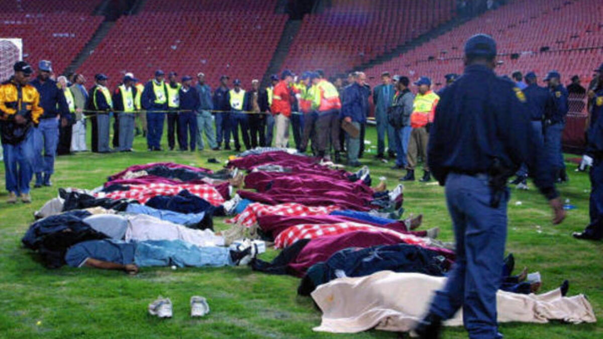 أبريل 2001 - جنوب إفريقيا: سحق 43 شخصاً على الأقل حتى الموت لدى محاولة أعدادٍ كبيرة من الجماهير دخول ملعب جوهانسبيرغ هيوج إيليس بارك أثناء مباراة قمة في الدوري المحلي.