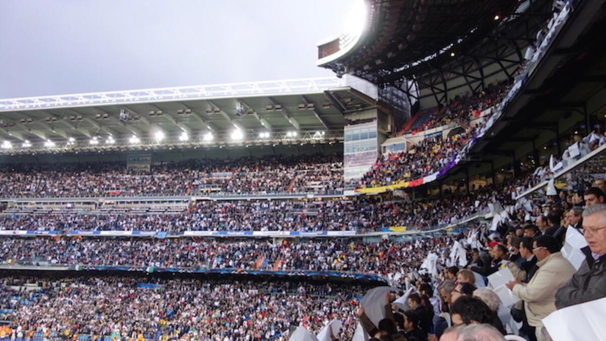 فريق ريال مدريد الإسباني: Hala Madrid وتعني إلى الأمام مدريد