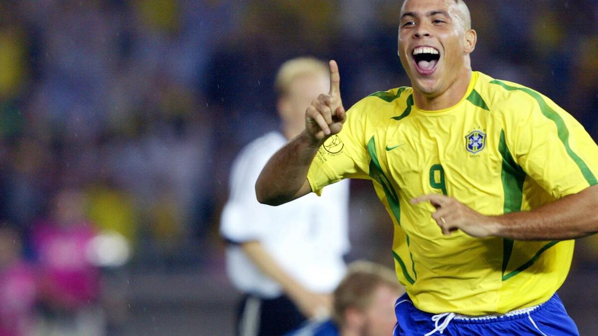 7- المهاجم البرازيلي رونالدو: اعتاد على ممارسة كرة القدم في شوارع ريو ولم يكن قادراً على توفير أجرة الحافلة التي كانت ستقله لخوض تجربة احترافية مع فلامينغو، إلا أن مسيرته الأسطورية انطلقت عام 1993 رفقة كروزيرو قبل أن يفوز بالكرة الذهبية مرتين لاحقاً.