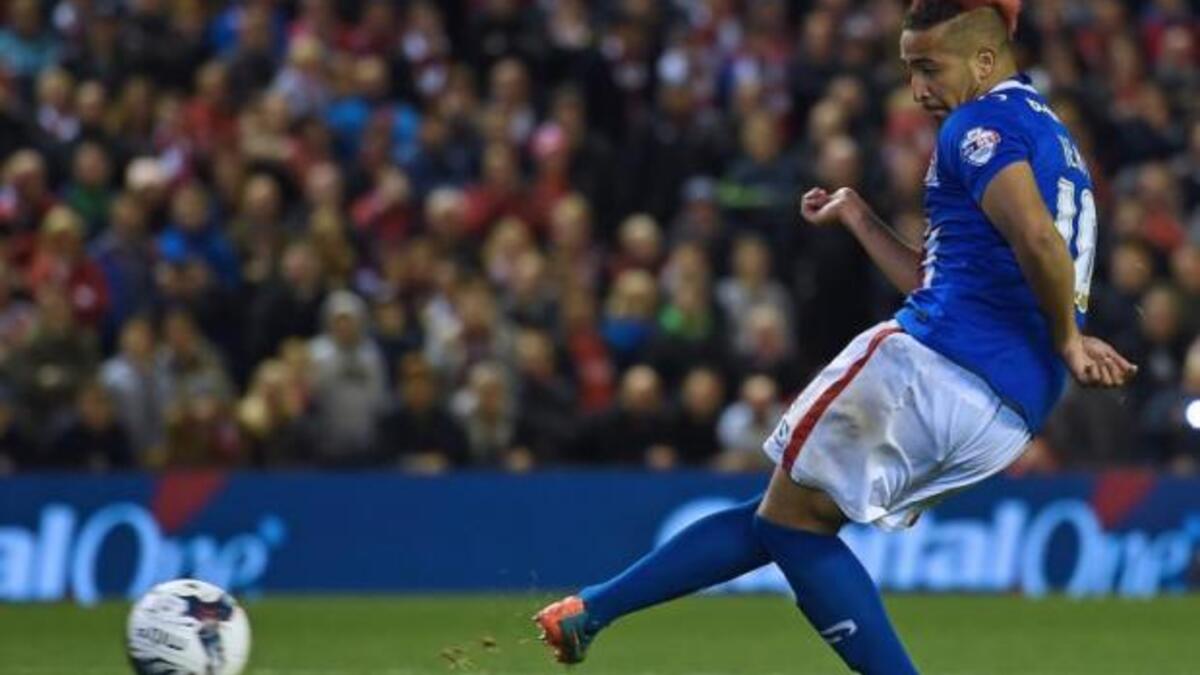 لاعب الوسط الفرنسي باستيين هيري (كارلايل يونايتد)