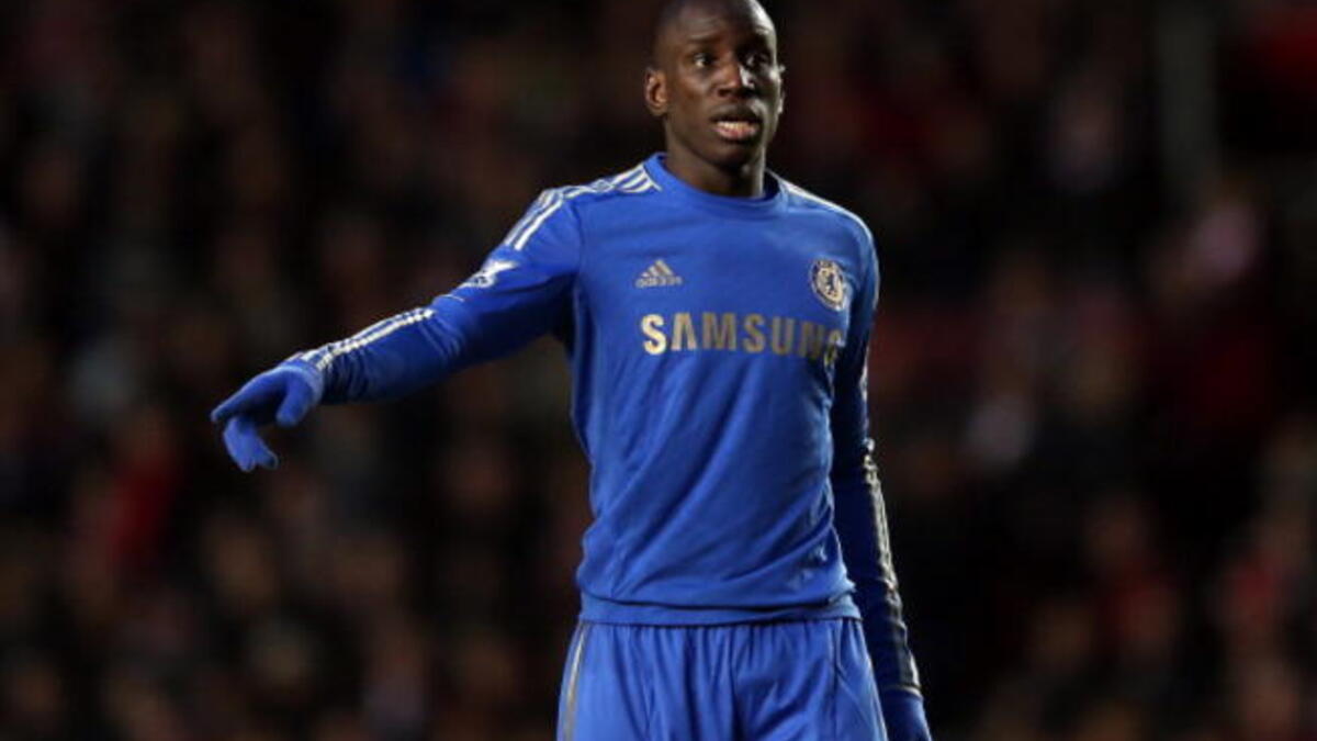 السنغالي ديمبا با (تشلسي): خاض تجارب احترافية كثيرة في فرنسا وبلجيكا وألمانيا ثم استقر في إنجلترا بدءاً من ويست هام ومروراً بنيوكاسل حتى وصل به المطاف إلى تشلسي الذي انتقل إليه مطلع 2013 وتأقلم مباشرة في صفوفه وسجل العديد من الأهداف الحاسمة.