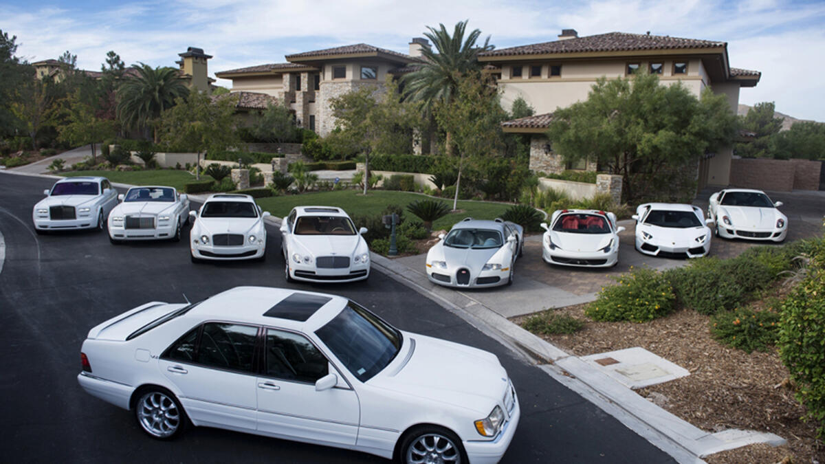 جميع سياراته في بيته بميامي بيضاء اللون