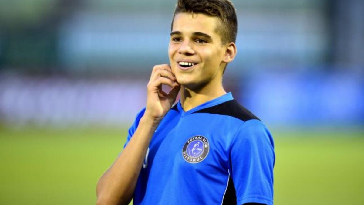 لاعب خط الوسط المهاجم الروماني يانيس هاجي (فيورنتينا): يلعب صاحب الـ 17 عاماً في فيتورول كونستانتا على سبيل الإعارة، نجل الأسطورة جيورجي هاجي، تخرج من الأكاديمية التي أسسها والده، ونجح في إظهار مهارات رائعة مع ناديه الحالي، انتقل إلى الفيولا مقابل مليون يورو.