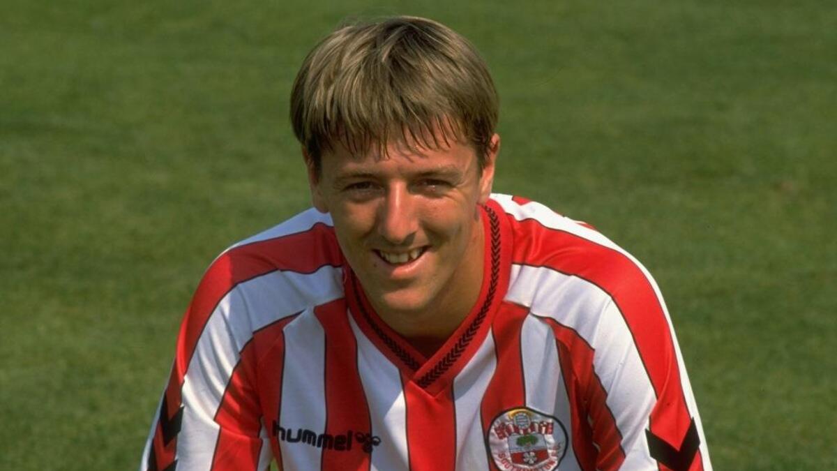 لاعب الوسط الإنجليزي مات لو تيسيي (ساوثهامبتون): بقي في ناديه 16 عاماً ورفض العروض بسبب ولائه الشديد ورغبته في أن يبقى نجم النادي الأوحد، لقب بالفنان، سجل العديد من الأهداف الرائعة، تحرك بأسلوب غير متوقع، تعامل مع الكرة بأريحية، أبرز مبارياته كانت أمام نيوكاسل عام 1993.