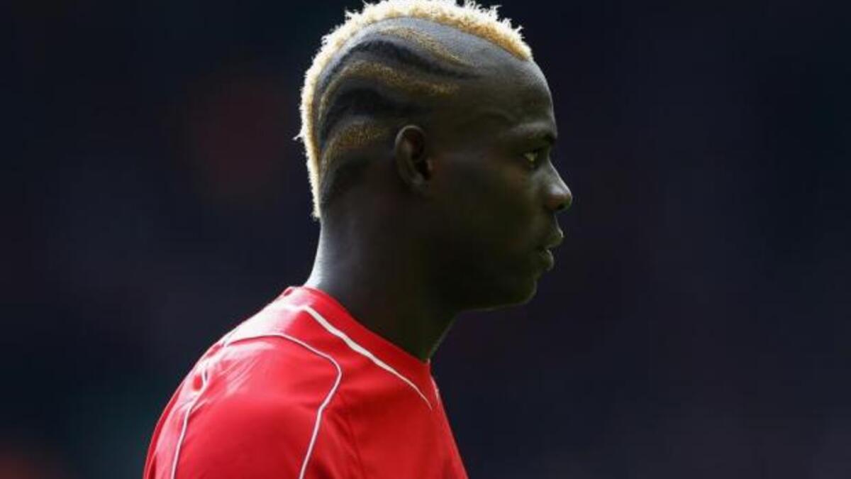 المهاجم الإيطالي ماريو بالوتيلي (ميلان)