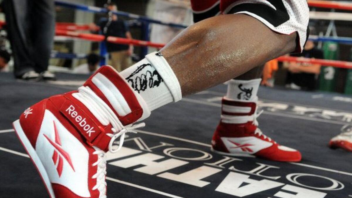 يرتدي أي زوج جديد من الأحذية مرة واحدة فقط ويترك الأحذية لاحقاً في غرف الفنادق التي ينزل بها حتى يستفيد منها الموظفون العاملون فيها.