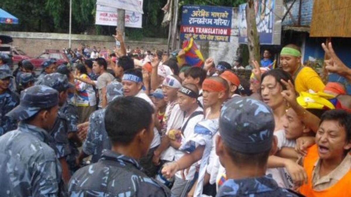 مارس 1988 - نيبال: تسبب تدافع الجماهير صوب مخارج مغلقة أثناء عاصفةٍ قويةٍ في ملعب نيبال الدولي في كاثماندو بمقتل أكثر من 90 مشجعاً.