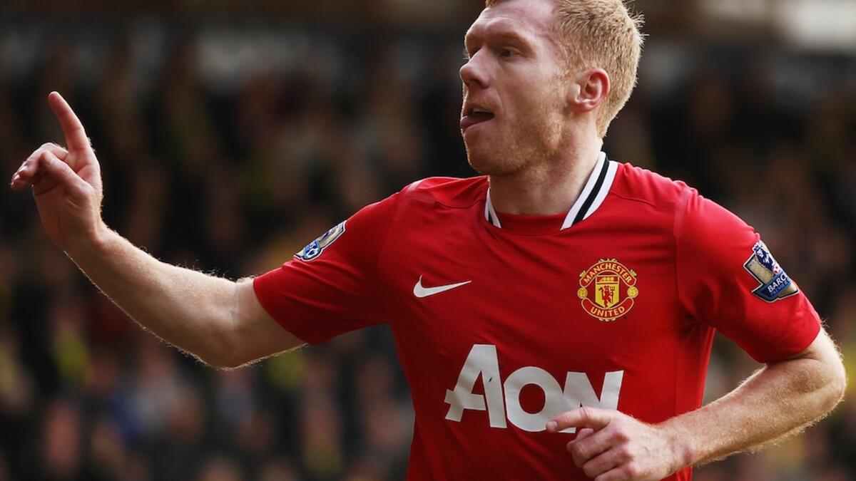 لاعب خط الوسط الإنجليزي بول سكولز (مانشستر يونايتد): تألق خلال الفترتين 1993-2011 و2012-2013، وتمتع برؤية ثاقبة وتمريرات مميزة وقدرة على صناعة الفرص، كانت أبرز لحظاته أمام برادفورد سيتي عام 2000 حين مرر له ديفيد بيكهام كرة خارج منطقة الجزاء ليسدد بطريقة مذهلة في الشباك.