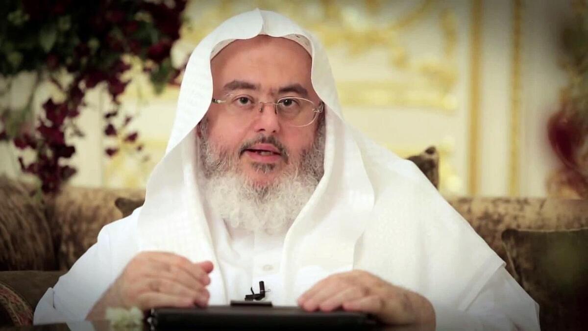 فتوى للداعية السعودي محمد المنجد ، تفيد بتحريم من يعمل محللاً رياضياً، أو فنياً لأن في ذلك مضيعة للعمر في أمور دنيوية لا تنفع في الدين، فيما أجاز العمل كمحلل في المجالات العسكرية، والسياسية، والاقتصادية.