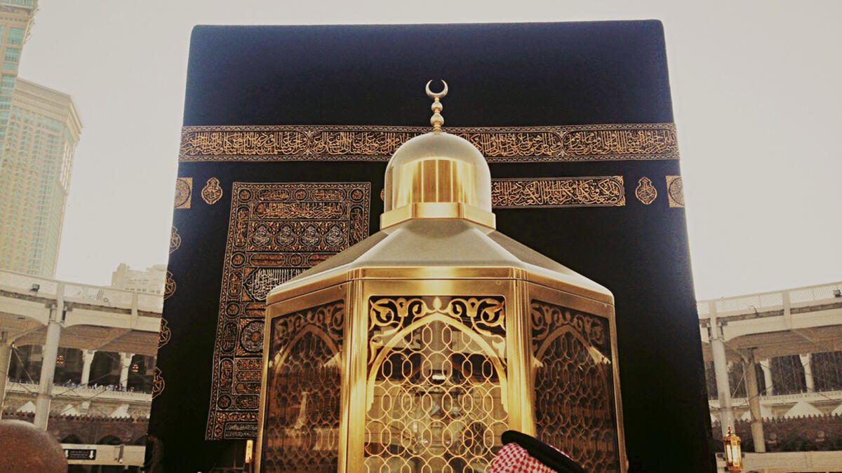 سبب تسمية عرفة بهذا الاسم: سيدنا آدم التقى مع حواء وتعارفا بعد خروجهما من الجنة في هذا المكان ولهذا سمي بعرفة، والثانية أن جبريل طاف بالنبي إبراهيم فكان يريه مشاهد ومناسك الحج فيقول له: "أعرفت أعرفت؟" فيقول إبراهيم: "عرفت عرفت" ولهذا سميت عرفة.