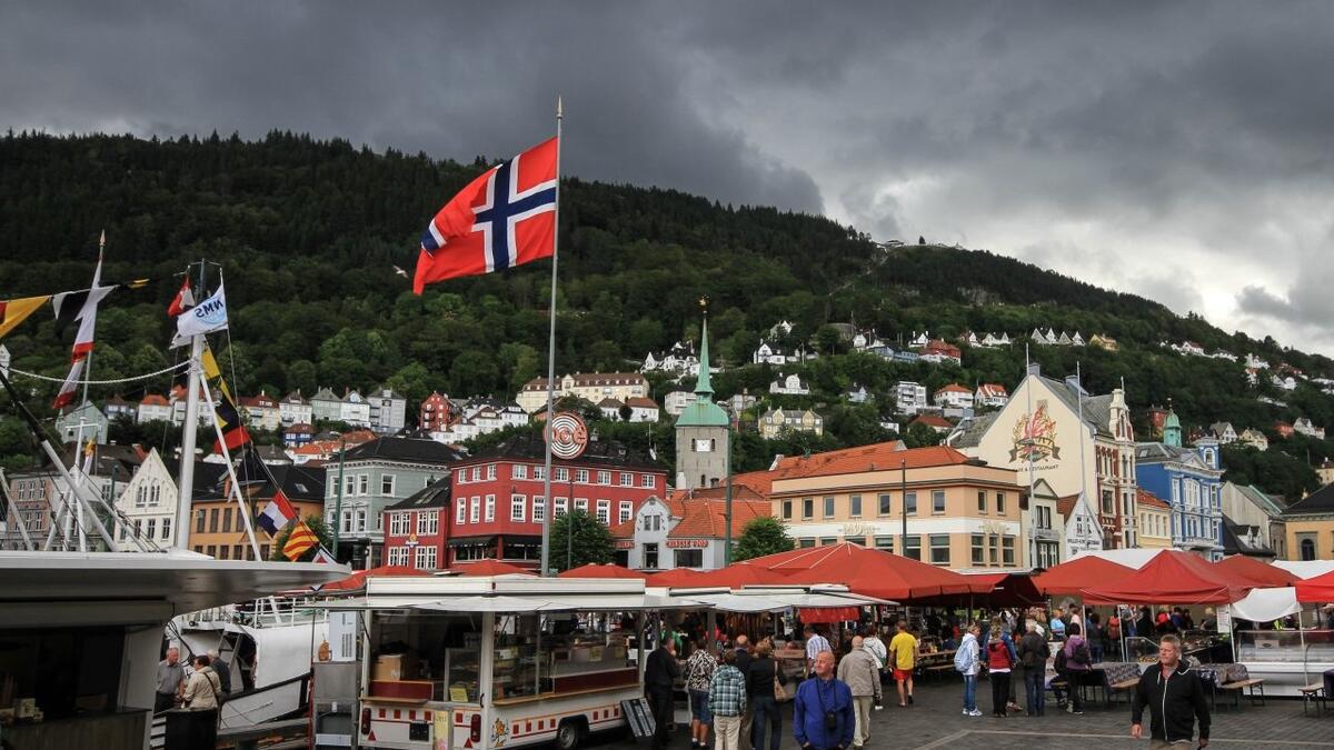 النرويج: الناس يعيشون حياتهم أفضل في النرويج، حيث أن غالبيتهم يكسبون المال، وعلى مستوى عال من التعليم، ويعيشون في المتوسط 82 عاما.