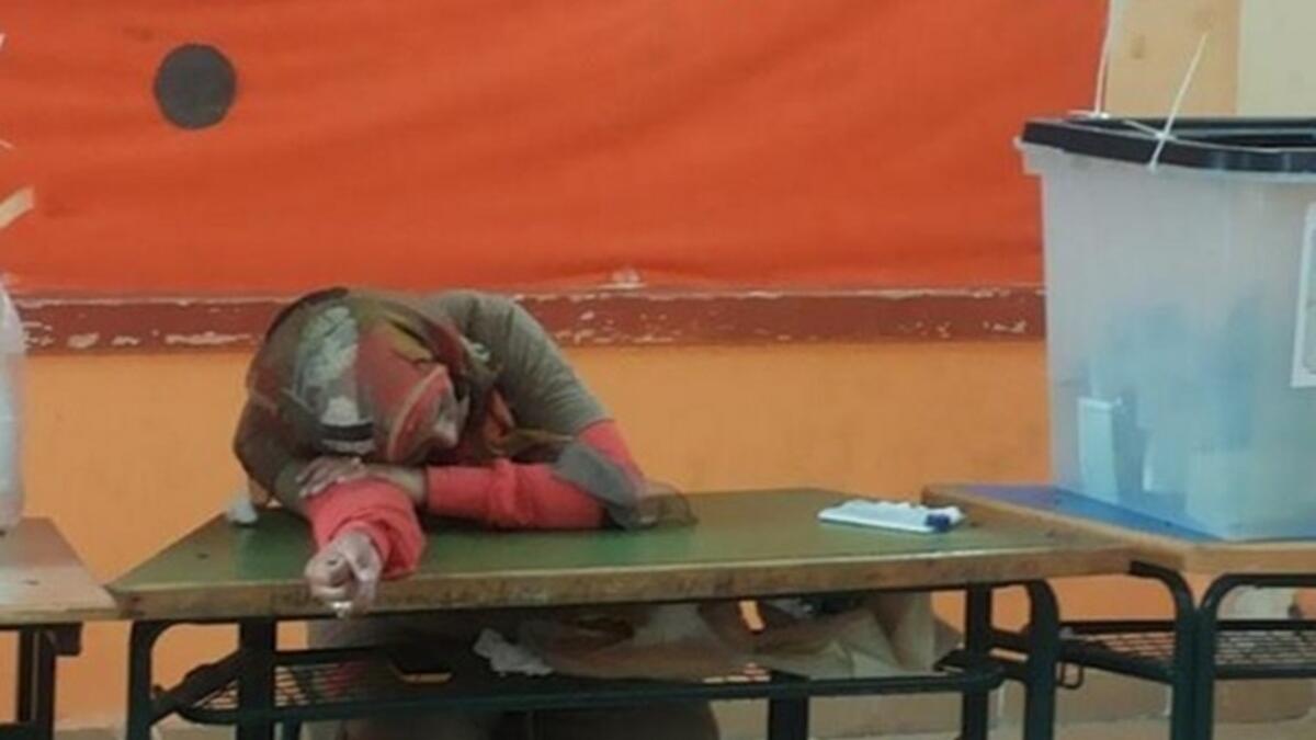 علق أحد النشطاء على هذه الصورة والتي تظهر إحدى لجان الانتخابات وهي خالية قائلاً:  "انتخابات بدون ناخبين"