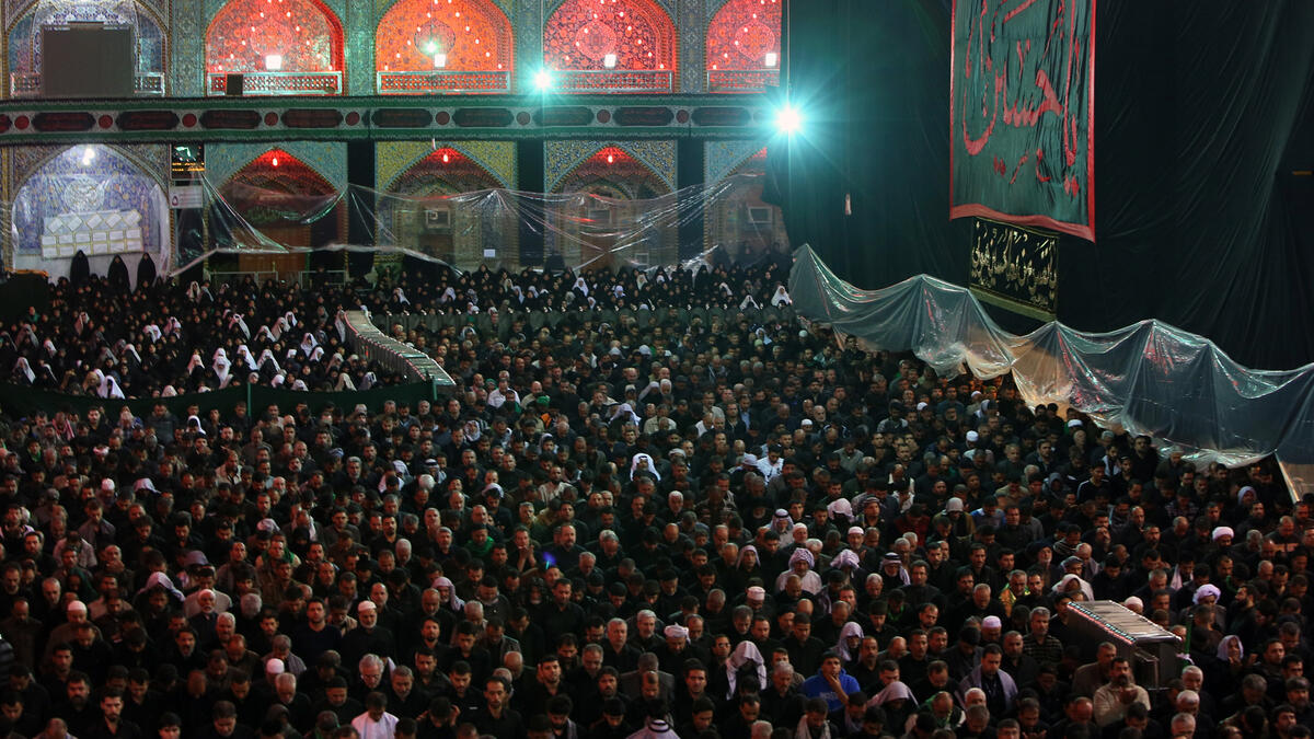 يحج إلى مدينة النجف وحدها كل عام أكثر من 13 مليون شخص وفي يوم عاشوراء تمتلئ المدينة بما يقرب من 4 ملايين زائر.