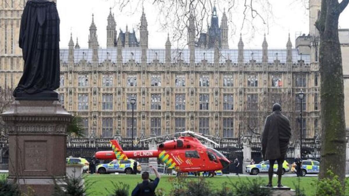 مروحية تابعة لخدمة الإسعاف هبطت في باحة البرلمان وهرع المسعفون للمساعدة، فالضحايا خليط من جنسيات مختلفة، و7 من الجرحى لا يزالون في المستشفى في حالة خطيرة.