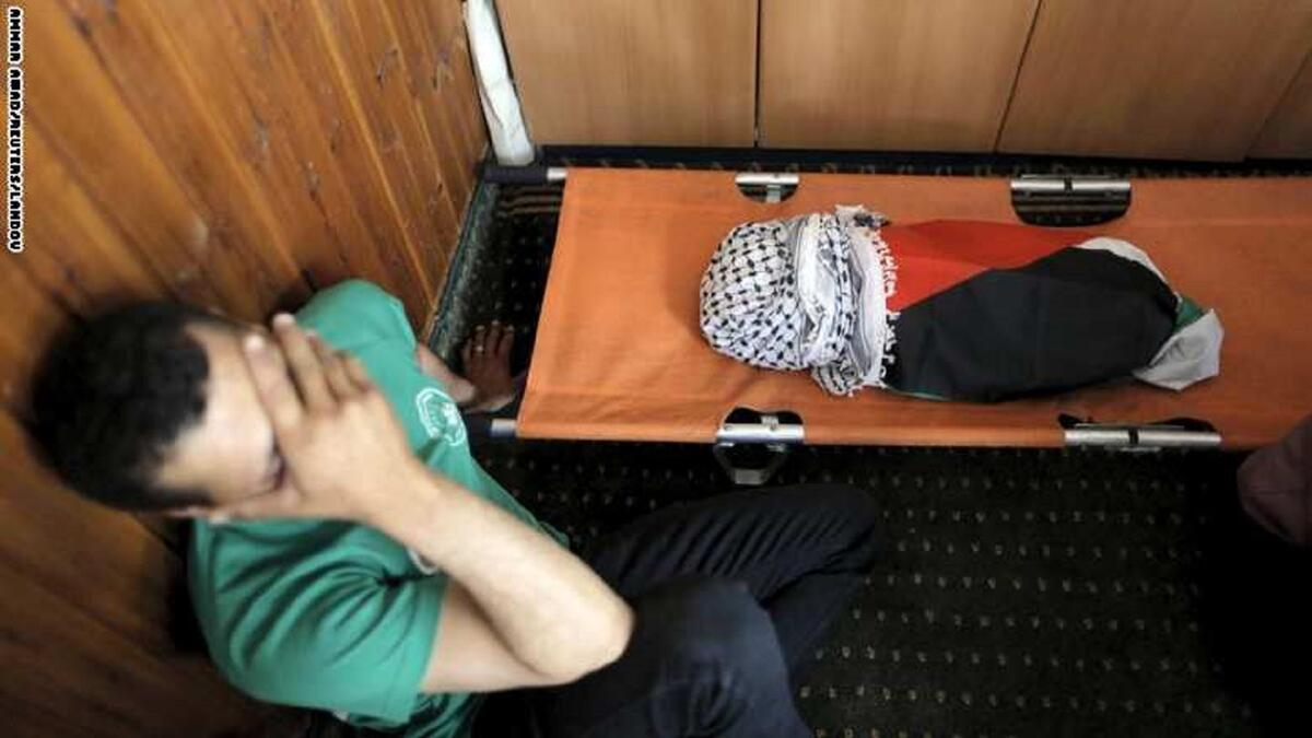 مشيع يظهر في جنازة الرضيع علي سعد دوابشة، الذي بلغ من العمر 18 شهراً فقط، عندما أحرق منزل العائلة في دوما بالضفة الغربية واشتبه بأن متشددين يهود خططوا للهجوم.