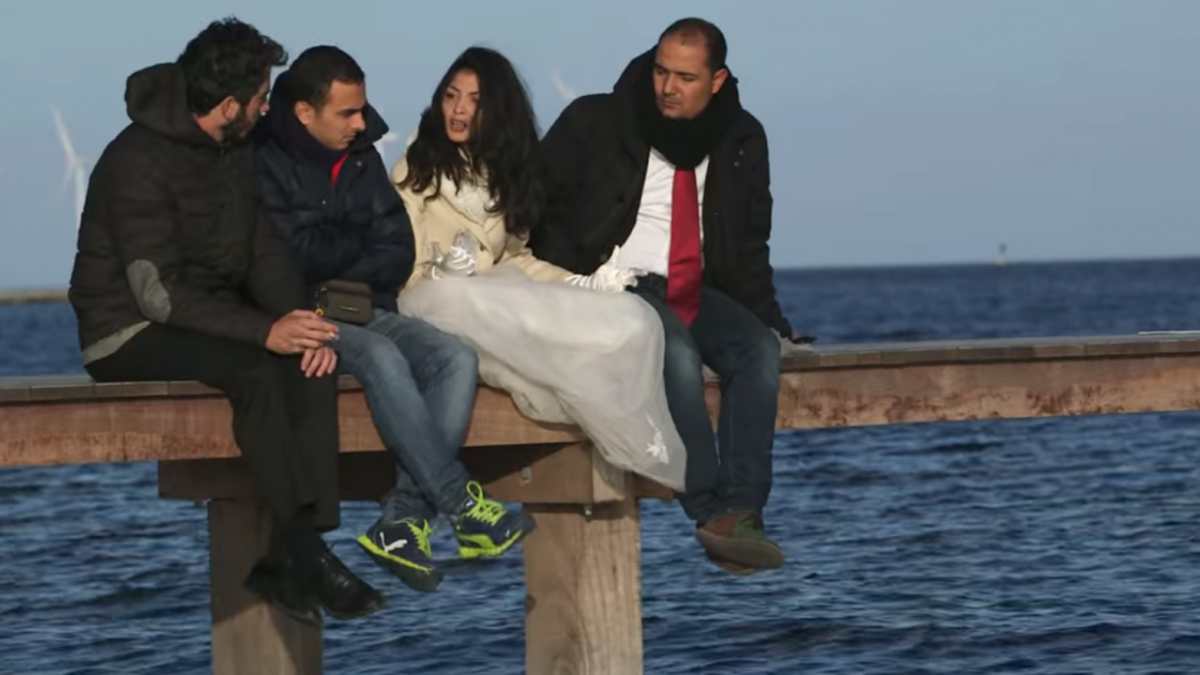 بعدما نجا بأعجوبة من الغرق تمكن عبد الله من الوصول إلى ميلان الإيطالية حيث التقى ناشط في شئون الهجرة الذي اقترح عليه أن يخرج وبعض السوريين في حفل زفاف وهمي إلى السويد وذلك كون الشرطة لا توقف حفل الزفاف لتبدأ الرحلة ضمن حفل زفاف وهمي مكون من 23 شخص.