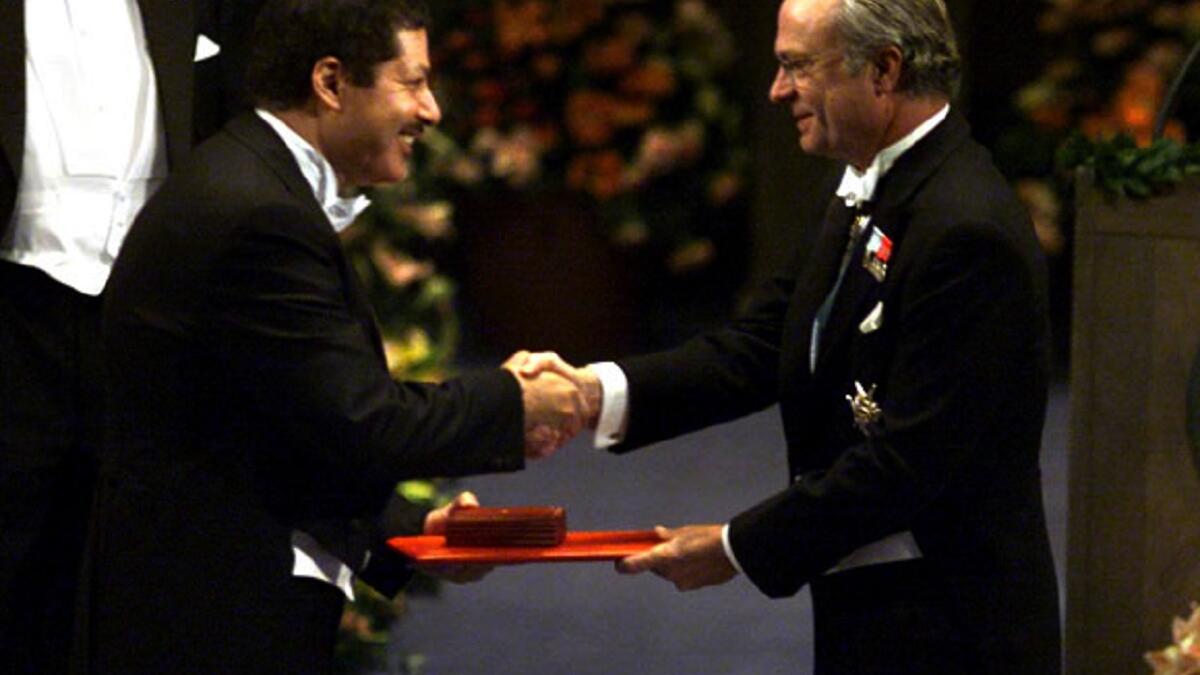 هو أول عالم مصري وعربي يفوز بجائزة نوبل في الكيمياء، ليدخل العالم كله في زمن جديد لم تكن البشرية تتوقع أن تدركه لتمكنه من مراقبة حركة الذرات داخل الجزيئات أثناء التفاعل الكيميائي عن طريق تقنية الليزر السريع.