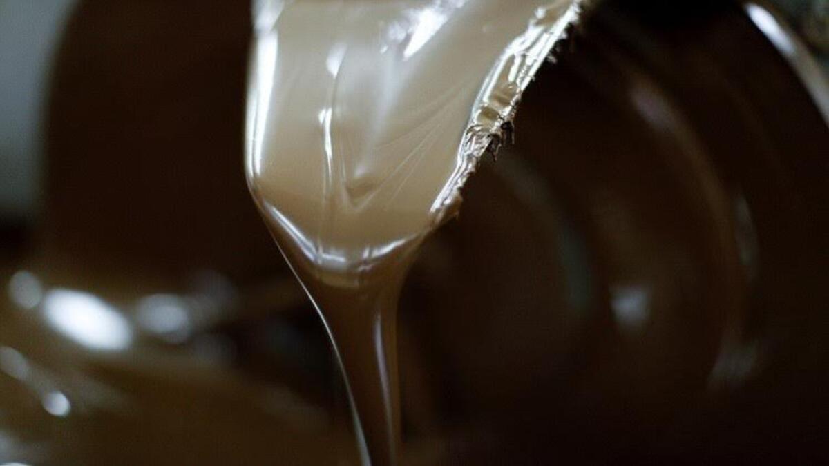 بعد 17 محاولة فاشلة للتوجه لبريطانيا تمكن لاجئ سوري من النجاة بأعجوبة من الغرق في خزان مملوء بالشوكولاتة الذائبة كان هذا الخزان هو الخيار الوحيد لنقلهم يقول هذا الرجل إنه قرر خوض هذه التجربة مع ستة لاجئين دون أن يكونو على دراية بما داخل الخزان.