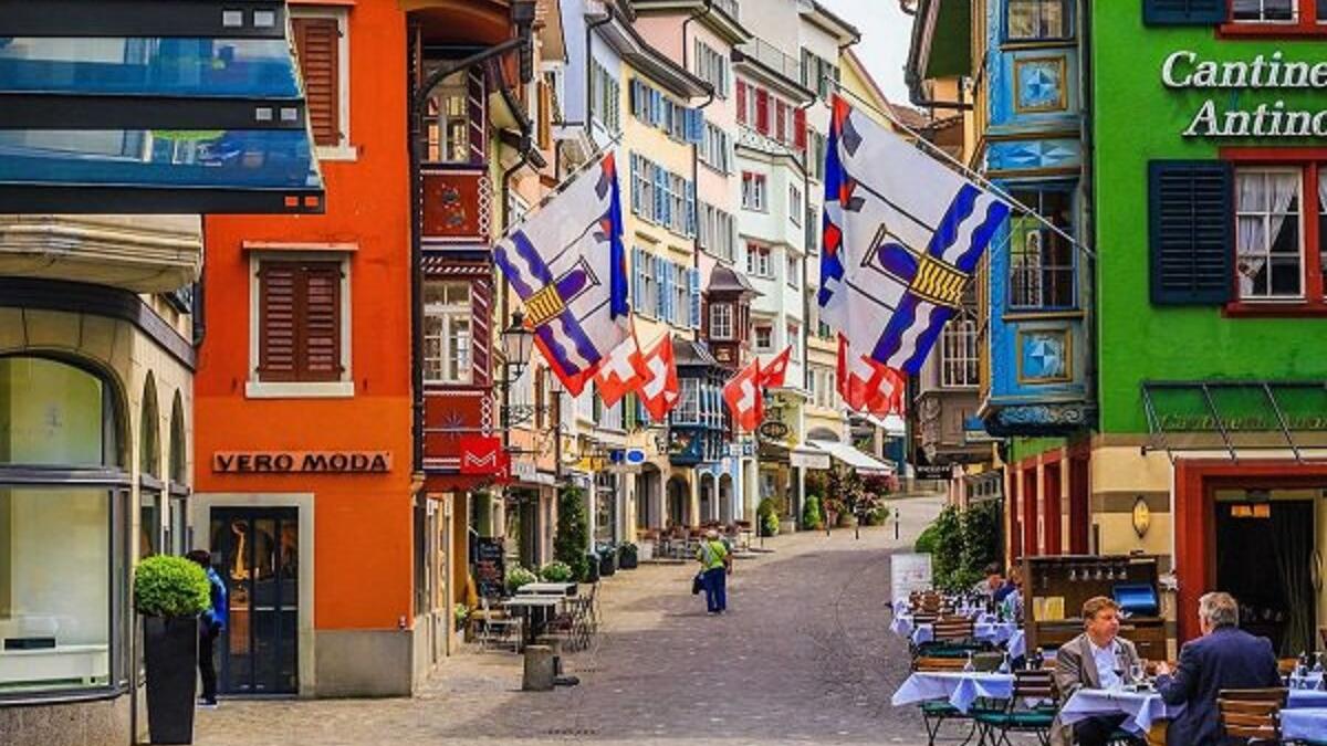 سويسرا: معدل البطالة في سويسرا تحوم حول 3.1٪، واحدة من أدنى المعدلات في العالم.