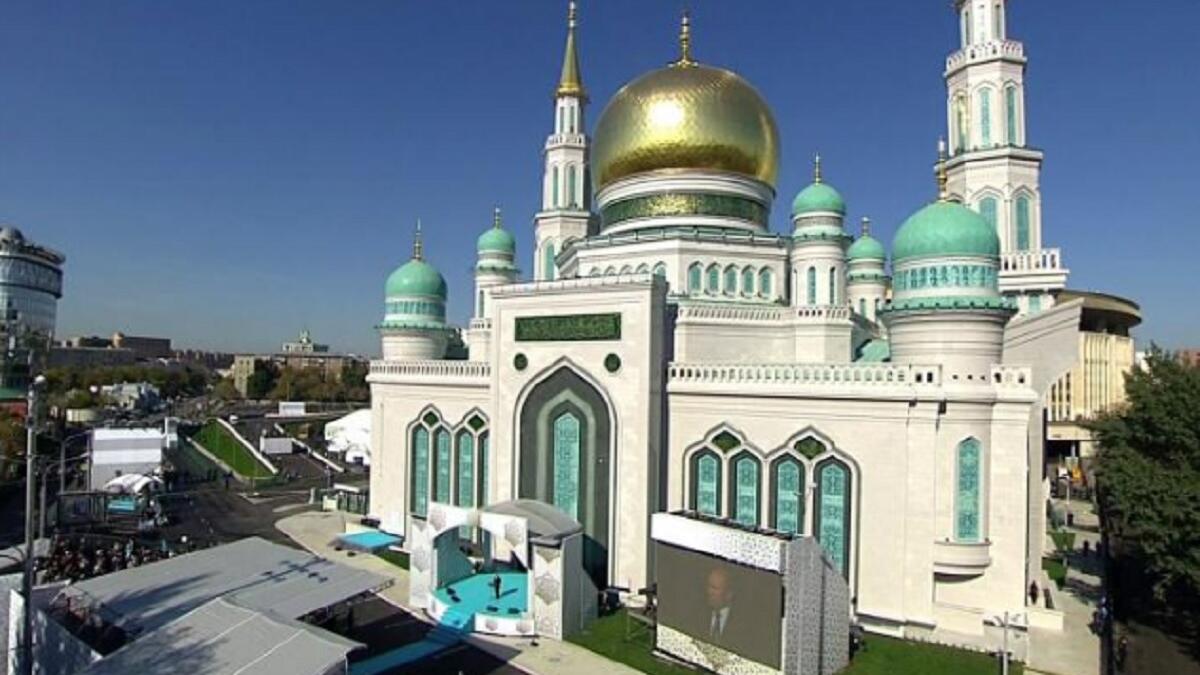 جامع موسكو الكبير هو المسجد الرئيس في موسكو عاصمة روسيا وهو أكبر مسجد في أوروبا إذ يتسع لعشرة آلاف مصل في وقت واحد، وهو أحد خمسة مساجد فقط تخدم مليوني مسلم في العاصمة الروسية. ويتزين المسجد ابلاضاواء قبل قدوم رمضان وتقام فيه الصلوات والافطار الجماعي يوميًا.