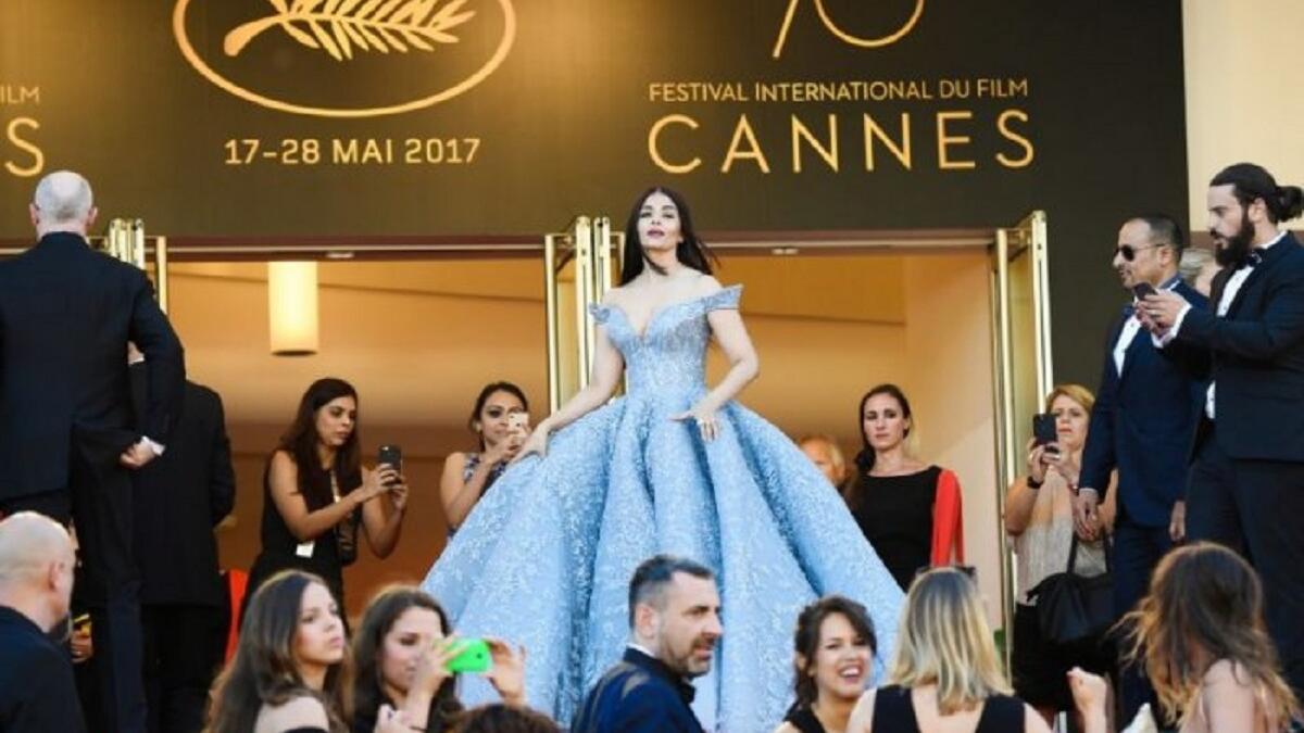 المديح الأكبر كان من نصيب نجمة بوليوود الهندية آيشوريا راي  التي ارتدت فستاناً باللون الأزرق، تزيّنه التطريزات بأسلوب متقن من توقيع المصمّم الفيليبيني مايكل سينكو فبدت أشبه بالسندريلا المدلّلة.