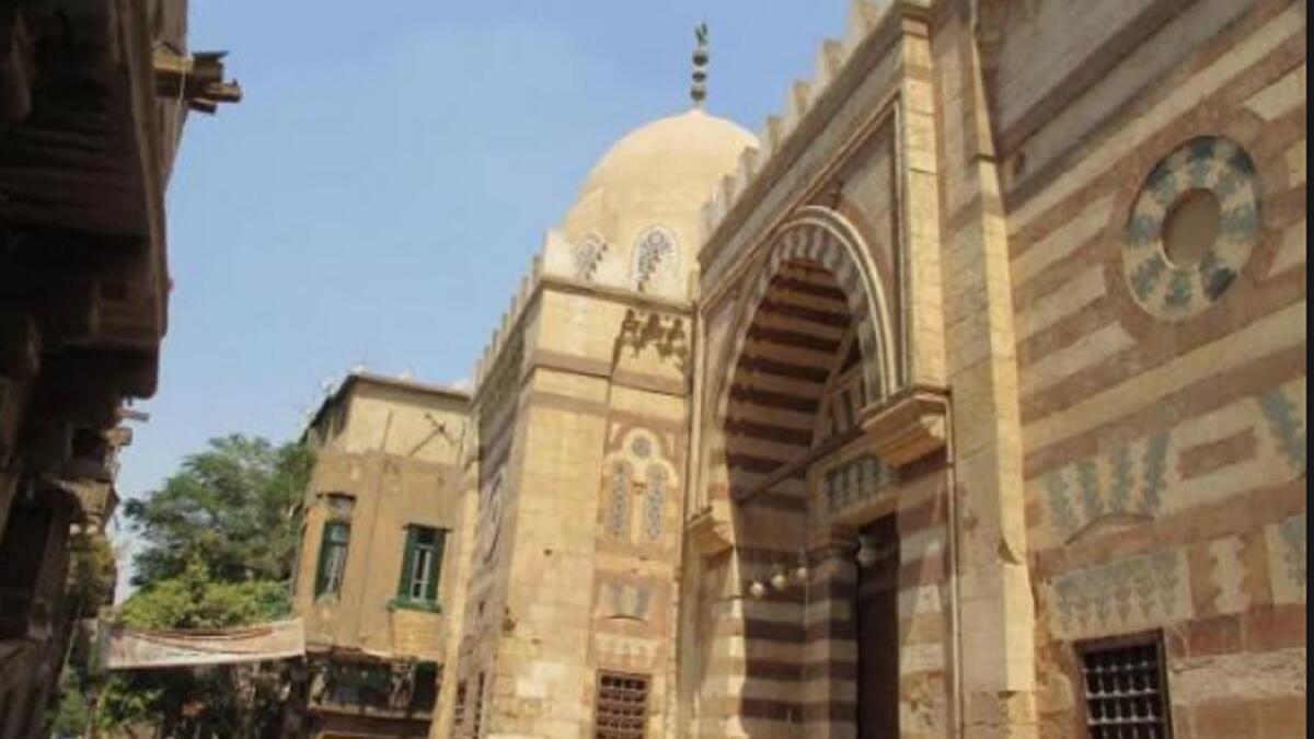 المسجد الأزرق ويعد من أجمل المساجد الموجودة بالقاهرة نظرا لطرازه المعمارى البديع وترتفع مئذنتة الفريدة التى لا يوجد مثلها فى العالم الإسلامي بتصميم لم يتكرر بعد تشييدها كما يتميزالجامع بجدرانه المغطاة بالرخام الأزرق ويقام فيه صلاة التراويح والافطار الجماعى.