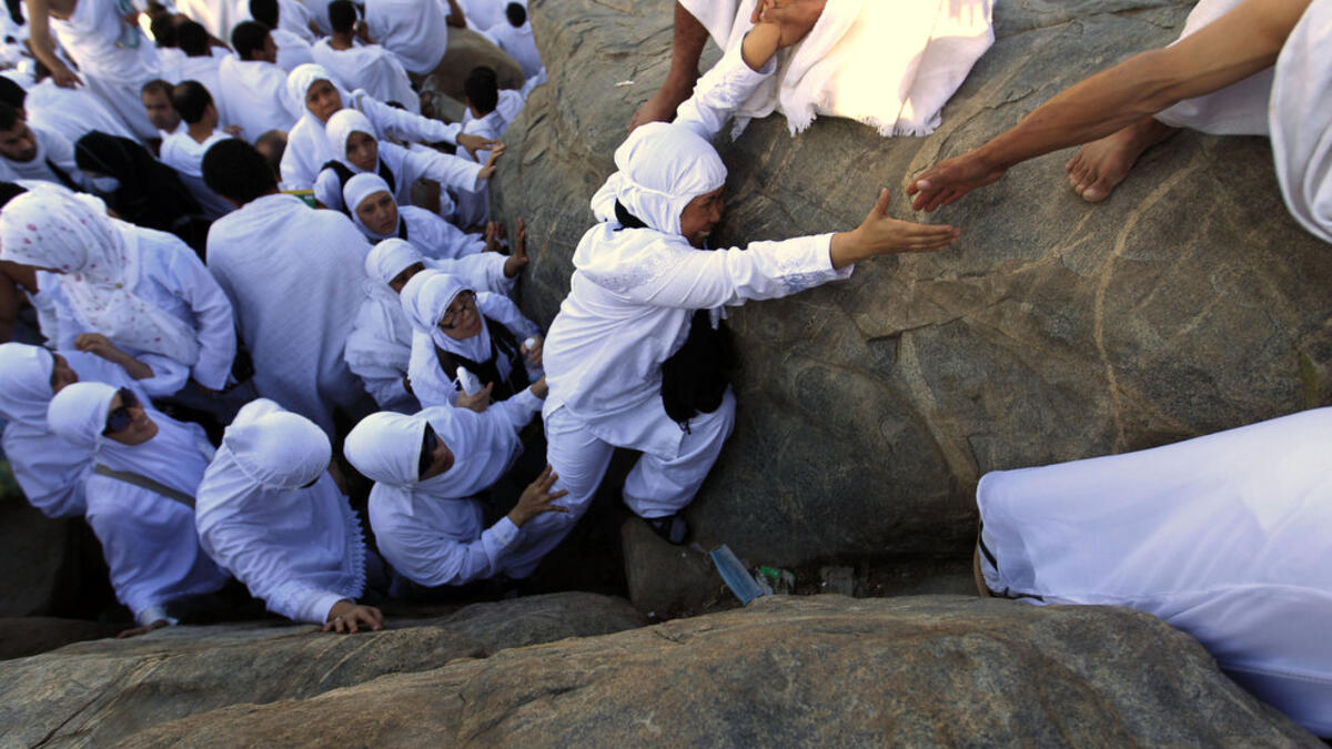 يعد الوقوف بعرفة أهم ركن من أركان الحج وذلك لقول النبي محمد: "الحج عرفة فمن جاء قبل صلاة الفجر من ليلة جمع فقد تم حجه".