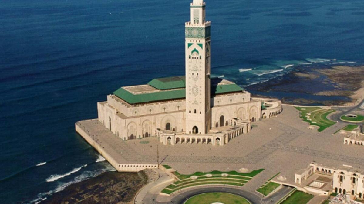 مسجد الحسن الثاني بالمغرب وهو أكبر مسجد في المغرب وإفريقيا والثالث عشر في العالم مئذنته أندلسية الطابع وهي أعلى مئذنه في العالم،ويضم قاعة للصلاة ومدرسة قرآنية بالإضافة إلى تلبيسه بزخارفالزليج أو فسيفساء والحفر على خشب الأرز ويقام فيه صلاة التراويح باعداد هائلة