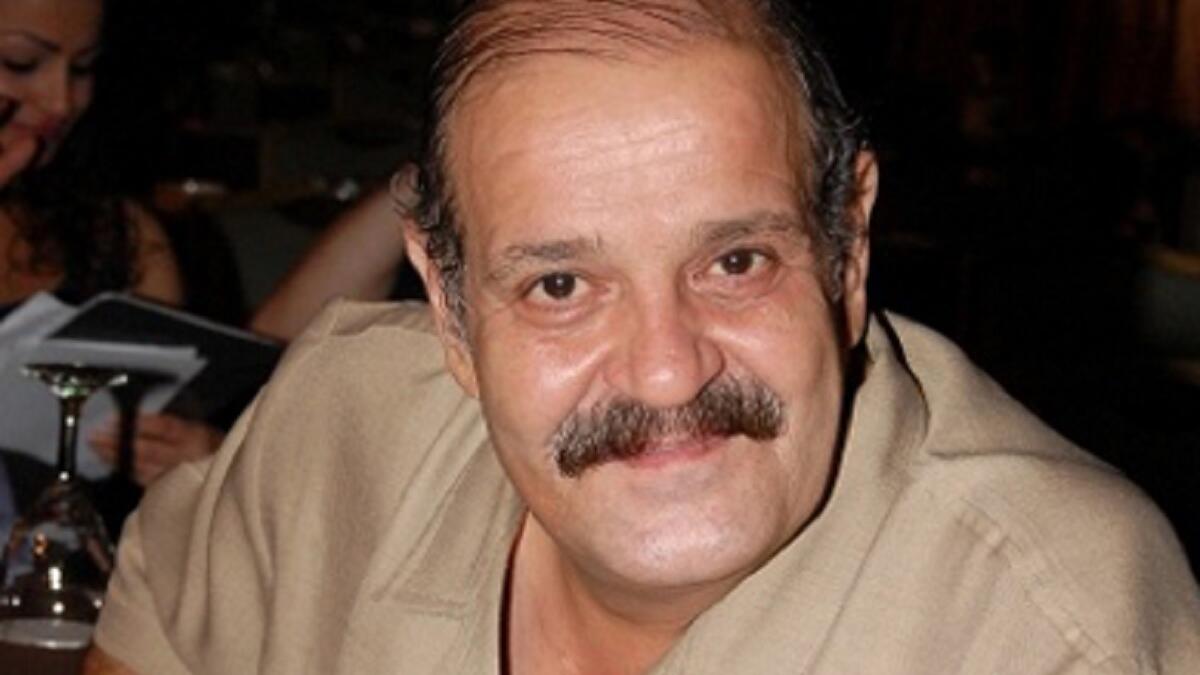 حسن دكاك:
توفي الفنان القدير حسن دكاك يوم 13 يوليو 2011 وهو من أصل فلسطيني وشارك في العديد من الأعمال المهمة مثل مرايا وأيضاً جسد شخصية أبو بشير الفران في المسلسل الشهير باب الحارة