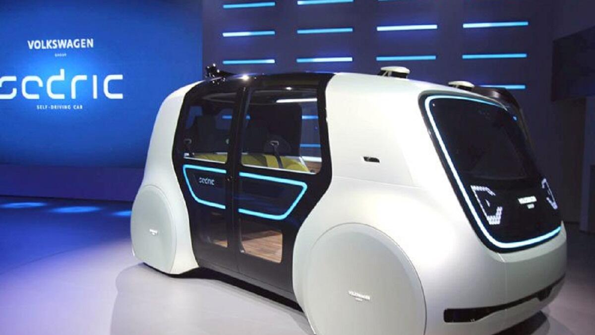 فولكسفاجن سيدريك: السيارة ذاتية القيادة، حيث تقوم بقيادة نفسها محملة بالركاب إلى أي مكان يشاؤون، لكن ليس بكبسة زر بل بالتحكم الصوتي التام.