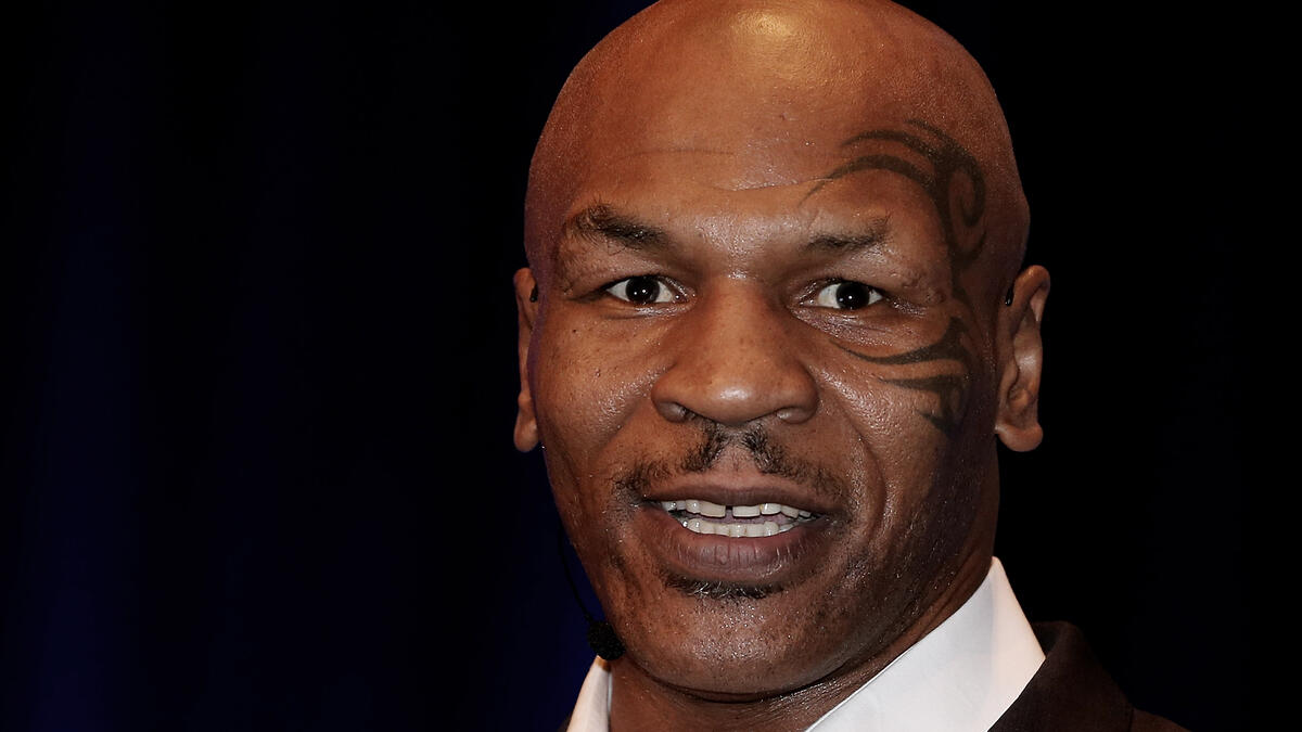 مايك تايسون Mike Tyson : بعد اعتقاله عام 1992 لاتهامه في قضية اغتصاب بدأ يستكشف الجوانب الروحانية خلال مكوثه في السجن وبدأ يهتم هناك بشكل كبير بالاسلام. وبعدها قام بزيارة إلى مكة كما تزوج من مسلمة وقال إن روح الاسلام غير حياته.