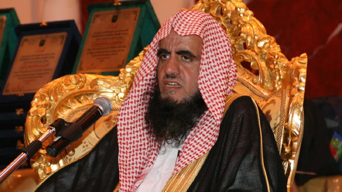 في فتوى صدمت الكثير، قال الشيخ السعودي عبدالله السويلم أن جميع أعضاء الرجل عورة ما عدا الوجه والكفين. وأن صدر الرجل وبطنه وفخذه عورة، مثله مثل المرأة بين النساء.