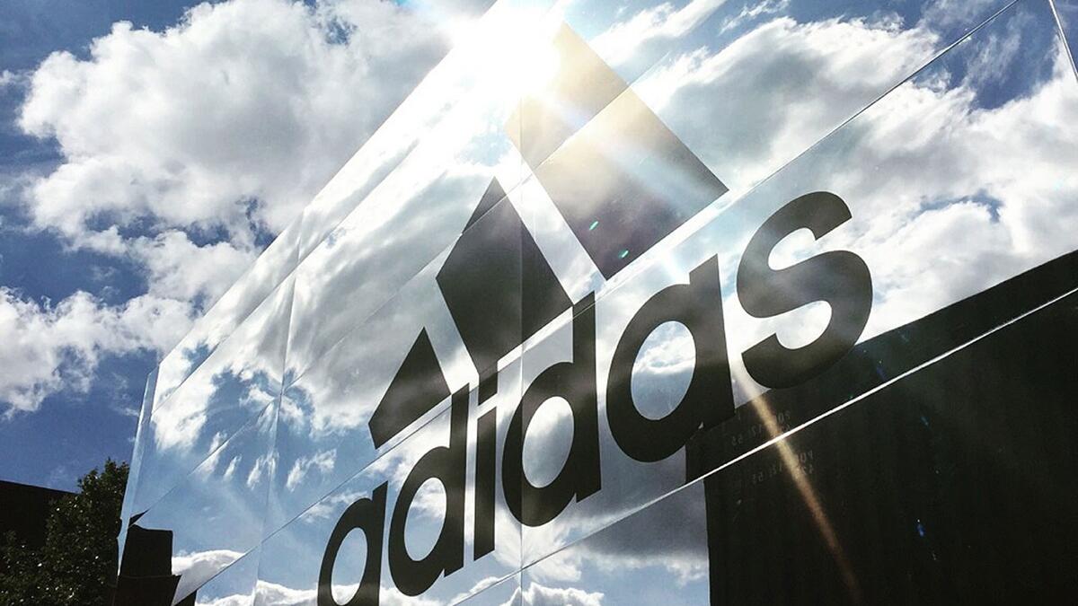 "أديداس  Adidas " استوُحي اسم شركة أديداس للمستلزمات الرياضية  المعروفة عالمياً من اسم مؤسسها Adolf Dossler. حيث تم الدمج بين حروف من اسمه “Adi,” وكنيته.