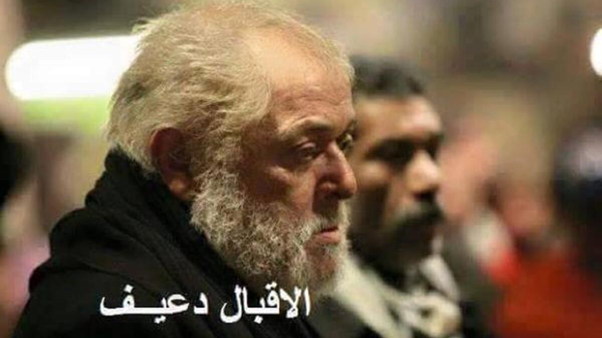 صورة ساخرة أخرى تظهر الفنان محمود عبدالعزيز من احد أفلامه وكتب أسفلها بسخرية الإقبال دعيف.!