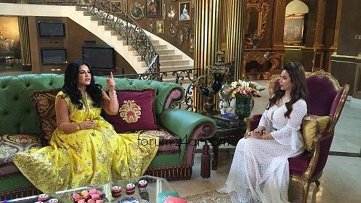 عرفت الفنانة احلام بحبها لاستعراض مجوهراتها وملابسها والبذخ الذي تعيشه وكانت قد صرحت مؤخراً بانها تملك أكثر من منزل، وقامت أحلام باستعراض فخامة القصر الذي تعيش فيه بأحد اللقاءات التلفزيونية.