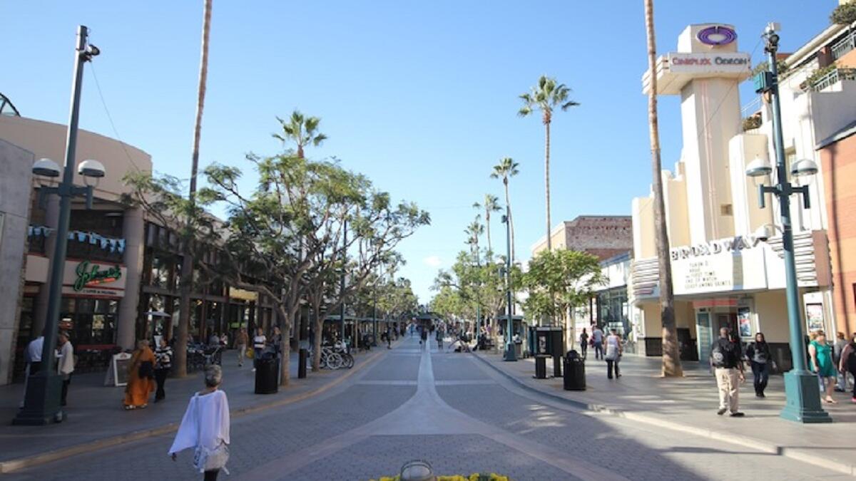 عاش البروفيسور أحمد زويل في سان مارينو، لوس أنجلوس. وهو أستاذ رئيسي لينوس باولنغ في الكيمياء الفيزيائية وأستاذ الفيزياء في كالتيك، وهو متزوج من السيدة ديما زويل (الفحام) وتعمل طبيبة. تم تعيينه أخيراً كمبعوث علمي للولايات المتحدة لدول الشرق الأوسط