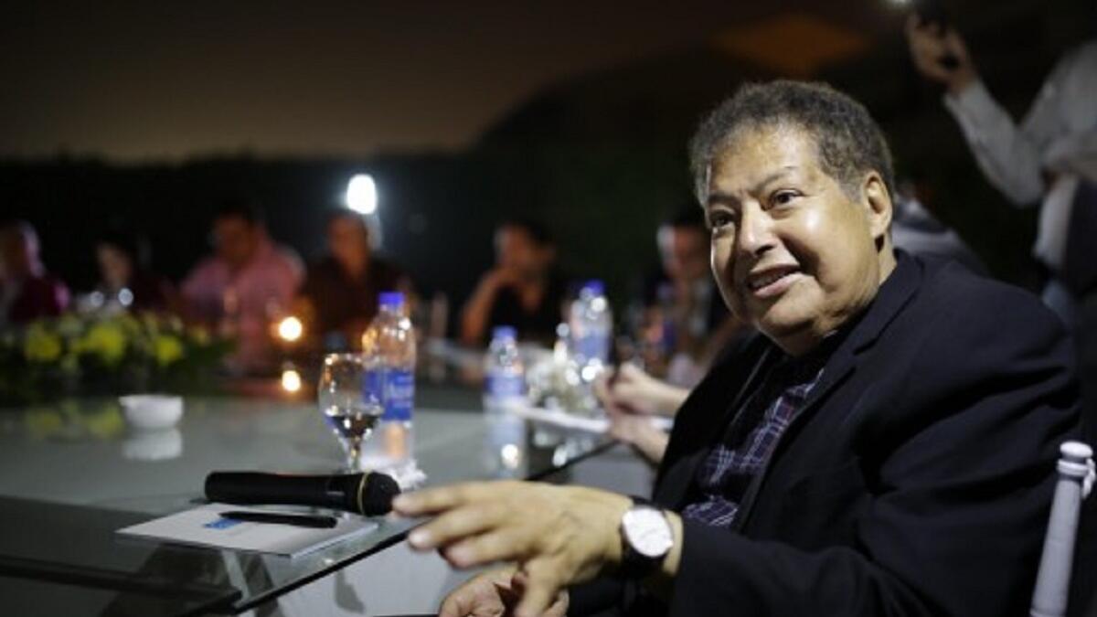 وفاة زويل لم تمر دون إثارة، حيث شكك جورج قلادة رئيس جمعية المصريين بإيطاليا، في ملابسات وفاة  زويل، متهما أمريكا باغتياله بـ"السرطان" بعد انتهاء أبحاثه العلمية لضمان دفن عقله وأسراره.