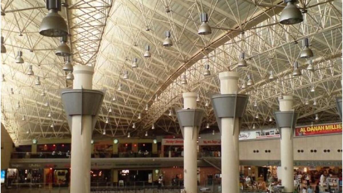 مطار الكويت يقع خارج قائمة أفضل 100 مطار على مستوى العالم ويحتل المركز التاسع كأفضل مطار في الشرق الأوسط.
و يبلغ عدد المسافرين عبره قرابة 9 مليون مسافر سنويًا.