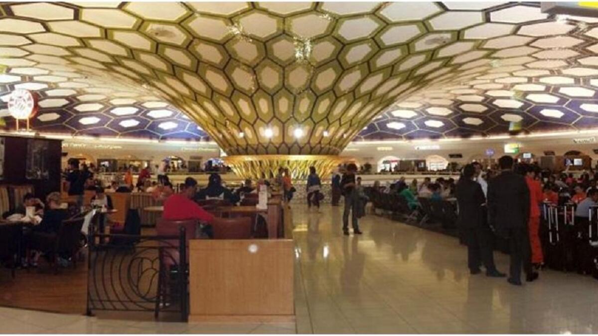 مطار ابو ظبي الدولي يأتي في المركز رقم 29 على مستوى العالم وهبط من المركز رقم 22 في العام الماضي. يبلغ عدد المسافرين عبره قرابة 23 مليون مسافر سنويًا، ويبلغ عدد الرحلات الجوية عبره قرابة 189 ألف رحلة سنويًا.