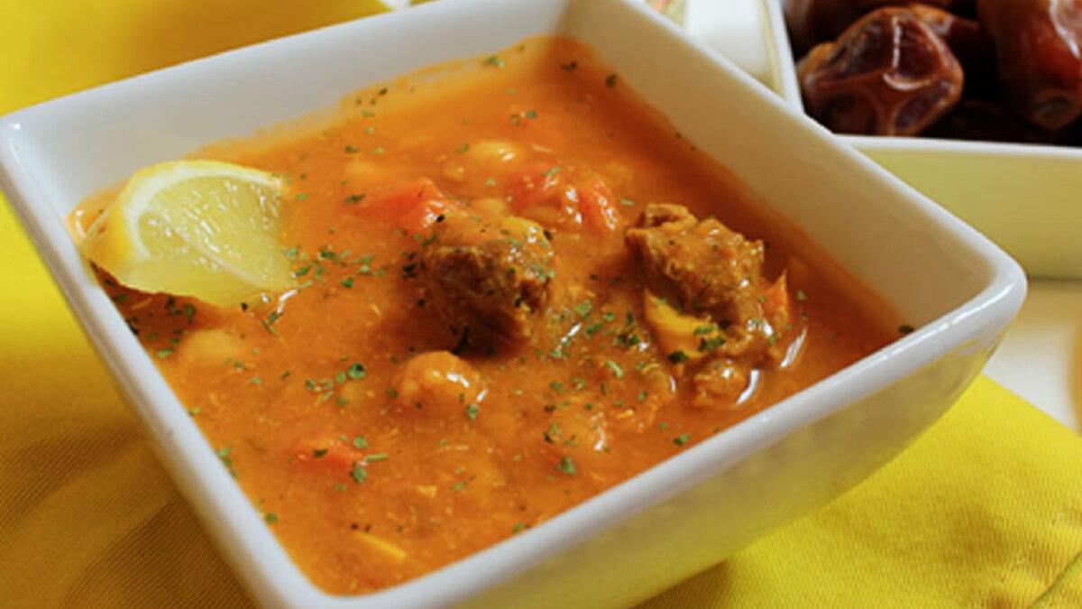 "الحريرة"مع الصوم لساعات طويلة،فلابد أن تكون بداية الإفطار مع وجبة تساعد المعدة على العمل بشكل جيد بعد التوقف لساعات وتعتبر الحريرة أنسب وسيلة لذلك وهي أحد الأطباق المغربية التي تتكون من لحم والعدس والحمص لتقوم بتدفئة الجهاز الهضمي وتجعله يستعد لبدء الهضم.