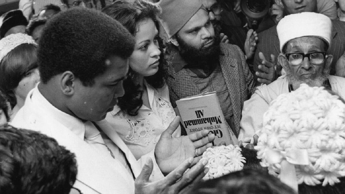 تزوج محمد علي أربع مرات ولديه سبع بنات وولدين، محمد علي التقى زوجته الأولى نادلة الكوكتيل صونجي روى وتزوجا في 1964. وكانت إعتراضات روى على آداب الإسلام في ملابس المرأة ساهمت في إنهيار هذا الزواج، وقد تم الطلاق في 10 يناير 1966.