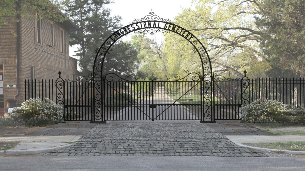 تم توقيف أمير سعودي في لوس أنجلوس لإرغامه امرأة على ممارسة الجنس الفموي معه في منزله. وألقت الشرطة القبض على الأمير اثر تلقي مكالمة هاتفية من شهود عيان قرب منزله، وذلك وفقا لما قالته شرطة لوس أنجلوس لوكالة فرانس برس.