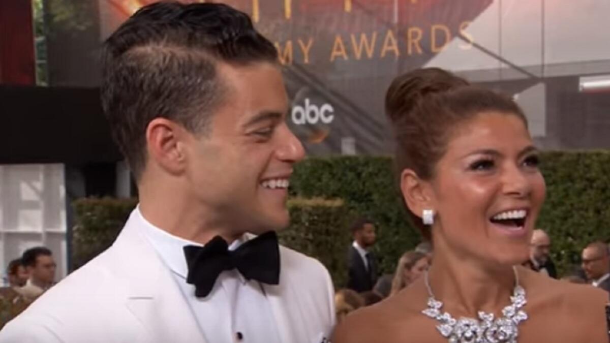 وصل رامي مالك الى السجادة الحمراء، برفقة فتاة سمراء لطيفة، ويبدو أن هذه ليست المرة الأولى التي يصطحب فيها مالك الفتاة التي اتضح أنها ابنة عمه، رغم أن اصطحاب شاب أعزب يتمتع بالشهرة لقريبته يعد أمراً غريباً في المجتمع الأميركي.