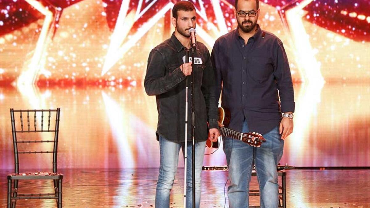 إحساس العزف أثر في مشاعر اللجنة ووقفوا احترامًا لها والدموع في مقلهم لم يستطيعوا إخفائها عن الجمهور، فركض مقدمي البرنامج قصي خضر وريا أبي راشد ليضغطا استثنائيًا على الزر الذهبي للمرة الرابعة ليحصل الشابان على الحماية.