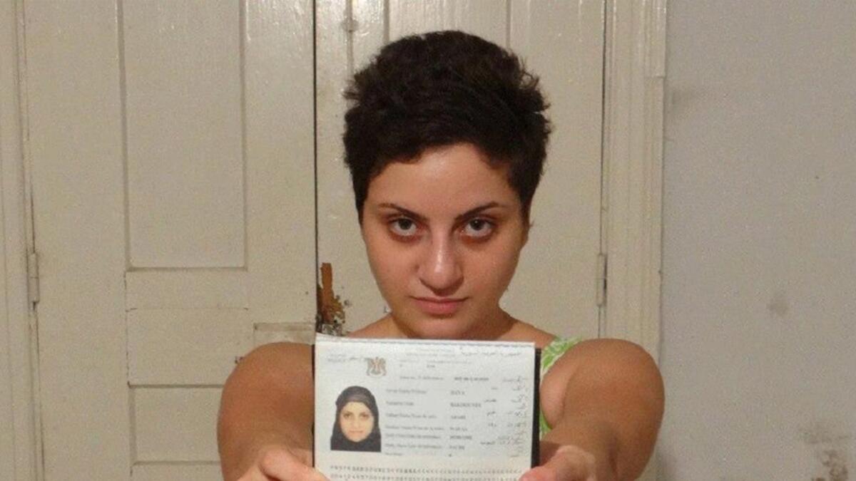 السورية دانا بقدونس والتي خلعت حجابها كنوع من رفض للديكتاتورية الذكورية على الفتيات و ونشرت صورتها وكتبت على ورقة ، أنا مع انتفاضة المرأة في العالم العربي ، لأني كنت محرومة لمدة 20 سنة من ان يلامس الهواء جسدي ، وشعري.