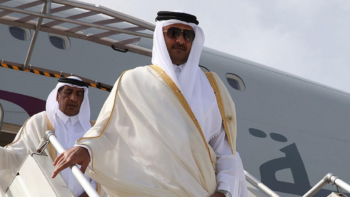 غادر أمير قطر الشيخ تميم بن حمد آل ثان، القمة  العربية المنعقدة بالعاصمة نواكشوط، قبل دقائق من إلقاء دولة قطر كلمتها .  وقالت مصادر أن مغادرة الوفد القطري جاءت احتجاجا على عدم استقبال تميم من قبل الرئيس الموريتاني محمد ولد عبدالعزيز.