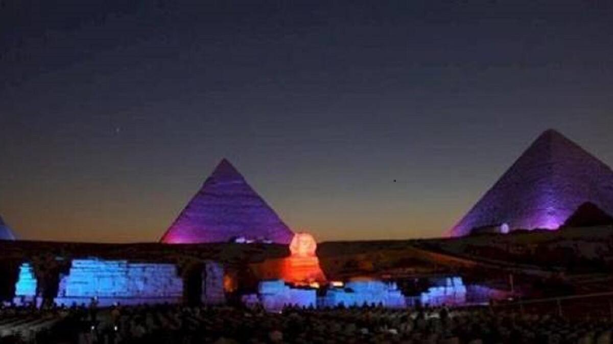 قامت مصر برفع اعلام كل من روسيا وفرنسا ولبنان ومصر عن طريق تطبيق نظام الإنارة بطريقة عكست الضوء كنوع من تضامن مصر مع ضحايا الإرهاب.