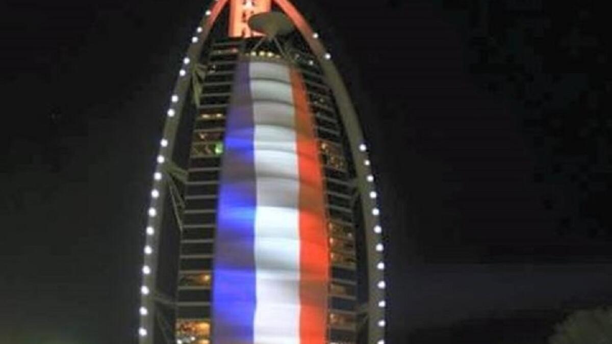 قامت دولة الإمارات العربية بإضاءة علم فرنسا على العديد من المعالم المهمة فيها وأبرزها برج العرب.