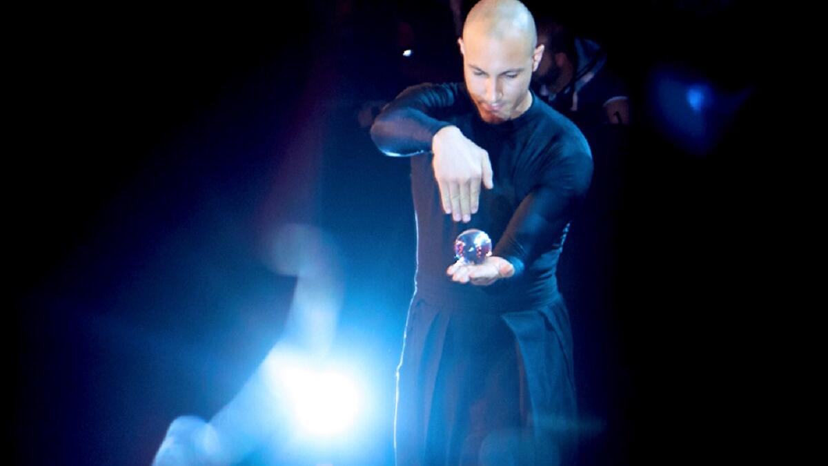 أذهل سيموني العاني من العراق أعضاء لجنة التحكيم بعرضٍ مميّز يحرّك فيه الكريات الزجاجيّة بشكلٍ مُلفت